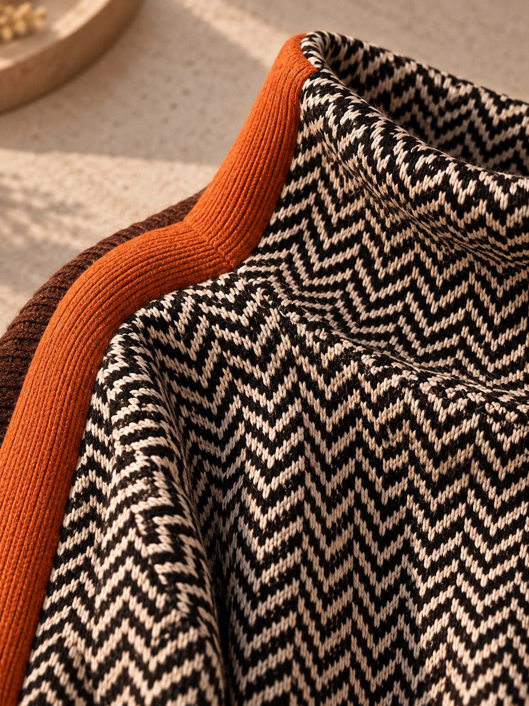 Erica | Elegant Chevron Strik med Kontraststriber